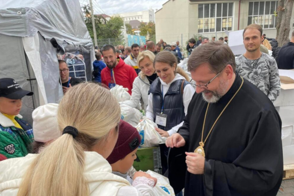 Блаженнейший Святослав у Тернополе раздавал продуктовые наборы переселенцам