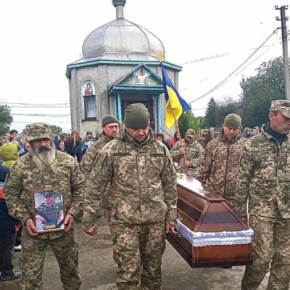 Кременеччина плачет: люди на коленях встретили тело Героя