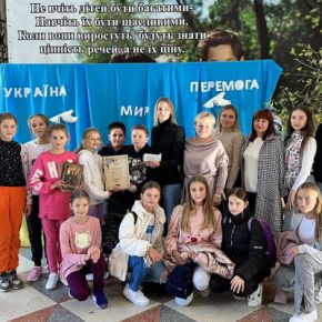Седьмая школа Тернополя передала 81 тысячу гривен на автомобиль для бригады, где служит ее выпускник