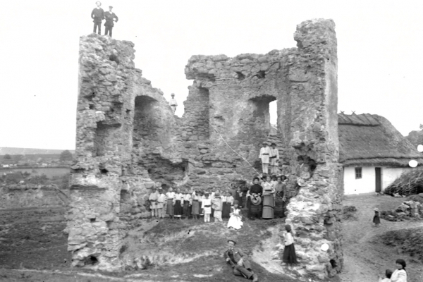 Новосилковский замок на столетних фото
