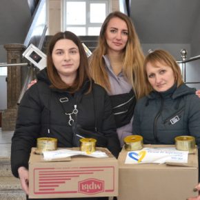 Работники детсада на Тернопольщине изготовили окопные свечи для военных