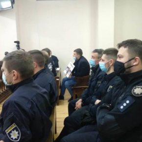 Шесть полицейских, которых продолжают судить за смерть юноши, - на фронте