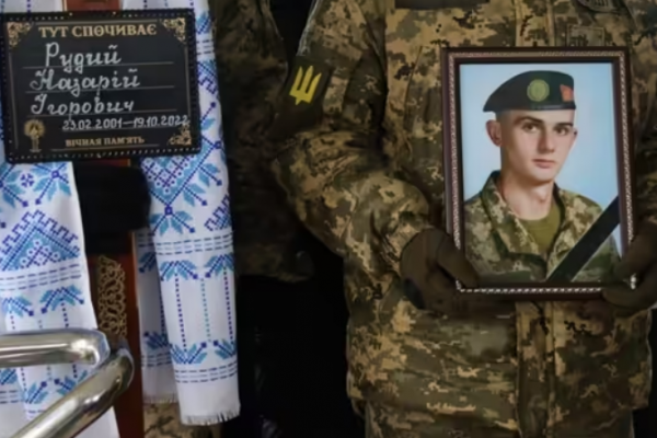 Тернопольщина на коленях встретила тело 21-летнего Героя Назария Рыжего
