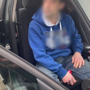 На выходных патрульные обнаружили 3-х граждан, которые имели с собой, вероятно, наркотики.