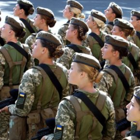 Женщины все же будут вынуждены становиться на военный учет. Но не все