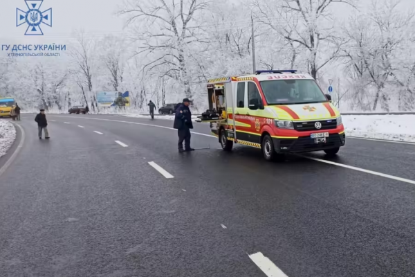 Столкнулись автобус и Мерседес: в Чорткове в ДТП попали более 20 человек