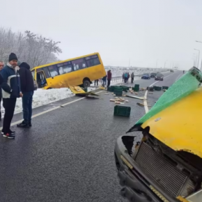 Столкнулись автобус и Мерседес: в Чорткове в ДТП попало более 20 человек