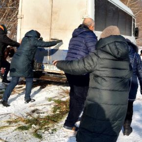 Люди толкают автобус по заснеженной дороге: как на Подгаеччине «расчищают» автодороги
