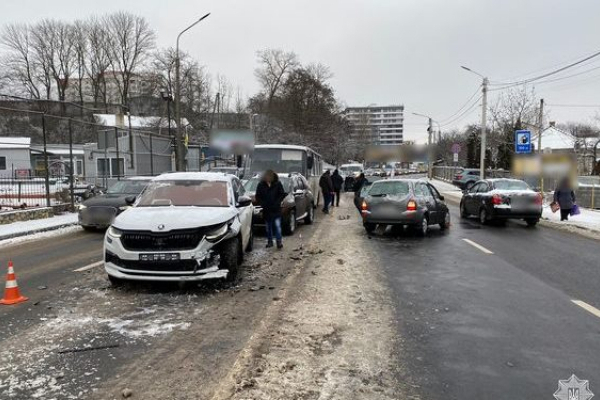 Масштабное столкновение в Тернополе: не разминулись четыре автомобиля