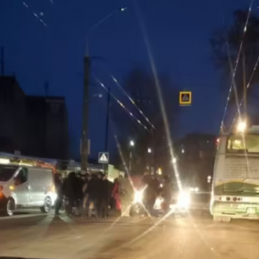 На Киевской на переходе автомобиль сбил маму с ребенком в коляске, а в центре маршрутка парня