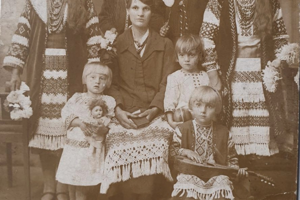Семья из села Малый Ходачков на ретро фото