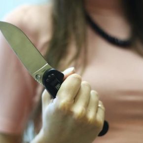 Всегда ношу с собой: в Чорткове во время комендантского часа остановили женщину с ножом