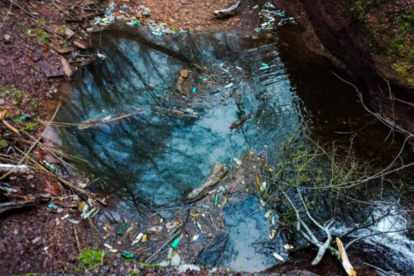 Жители Тернопольщины сбрасывают пластик и полиэтилен в реку, засоряя Русиловские водопады