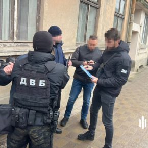 ДБР совместно с ДВБ Нацполиции разоблачили на взяточничестве и задержали руководителя правоохранительного органа райцентра в Тернопольской области, который требовал деньги даже у пенсионеров