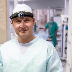 «Город превратился в одно большое кладбище»: на Тернопольщине работает врач, которому удалось выжить и уехать из Мариуполя