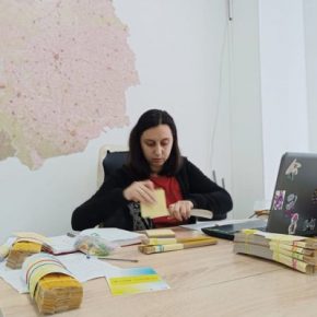 Рядом меня: активисты продолжат закупать светоотражающие ленты для школьников области