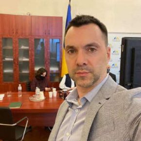Попал в громкий скандал и ушел: Арестович написал заявление об увольнении