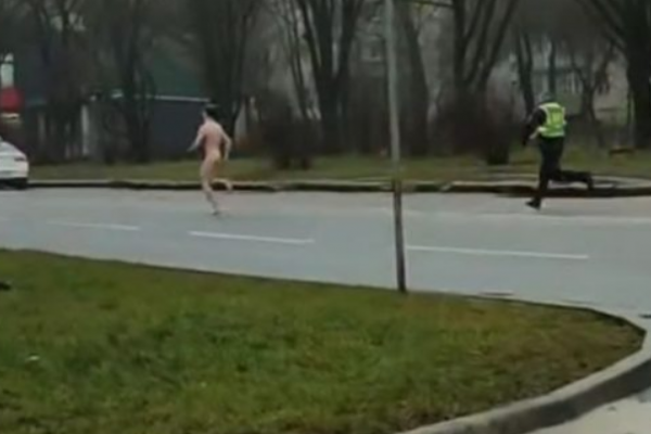В Тернополе патрульные бегали за голым мужчиной