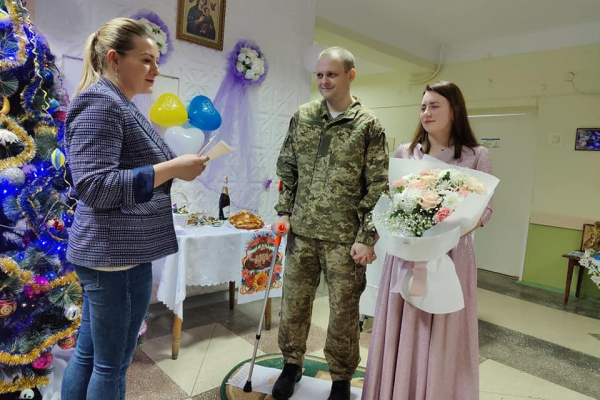 В Тернополе раненый защитник женился просто в больнице