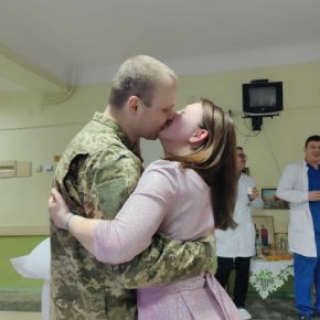 В Тернополе раненый защитник женился прямо в больнице