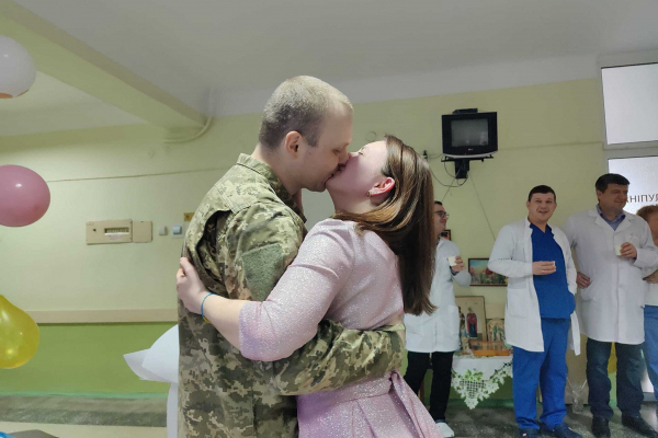 В Тернополе ранен защитник женился прямо в больнице