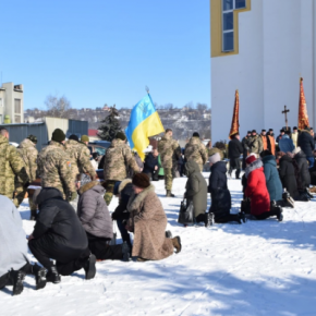 Чертков на коленях встретил погибшего Героя Мяковского Виталия