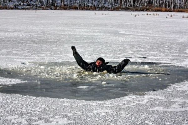 На Тернопольщине юноша спас провалившийся под лед рыбак