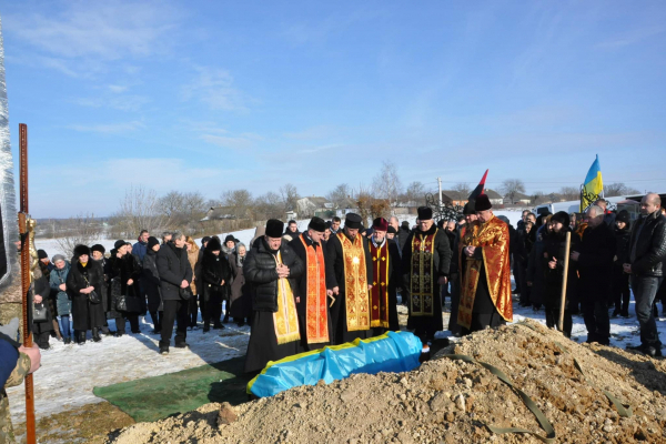 На Тернопольщине похоронили молодого воина, а дома остались жена и двое маленьких деток