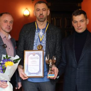 Невролог и волонтер Андрей Нaдкевич из Тернопольщины, который ежедневно борется за здоровье воинов, стал человеком года