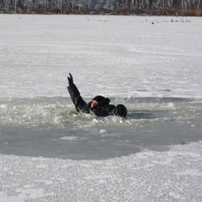 Один выбрался, другой ищут: в Тернопольской области двое юношей провалились под лед