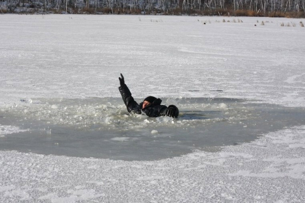Один выбрался, второго ищут: в Тернопольской области двое юношей провалились под лед