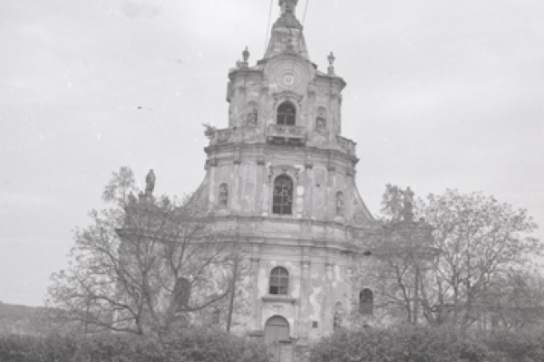 Костэл в Микулинцах на фото 1984 года