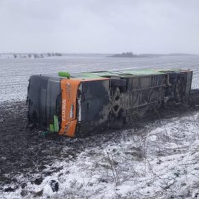 На объездной вблизи Подволочиска опрокинулся автобус с пассажирами: есть потерпевшие