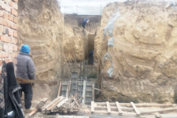 Построили: в Тернополе разрушается частный дом из-за застройки