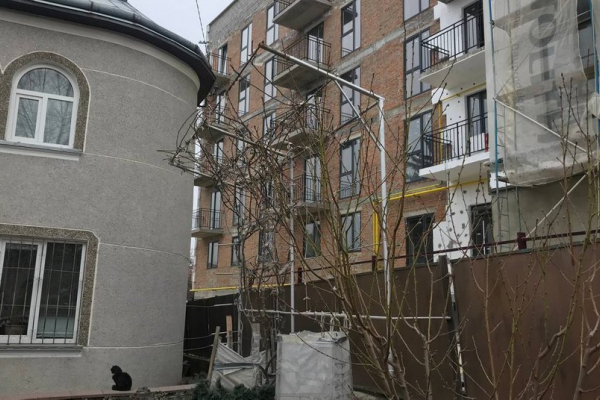 Построили: в Тернополе разрушается частный дом через застройку