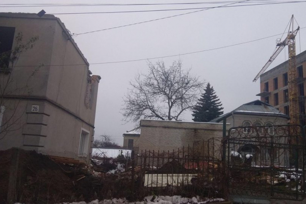 Построили: в Тернополе разрушается частный дом из-за застройки