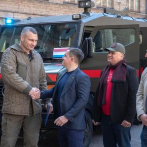 Первые бронированные скорые, которые заказали власти Киева, уже в столице и поедут в зону боевых действий, - Кличко