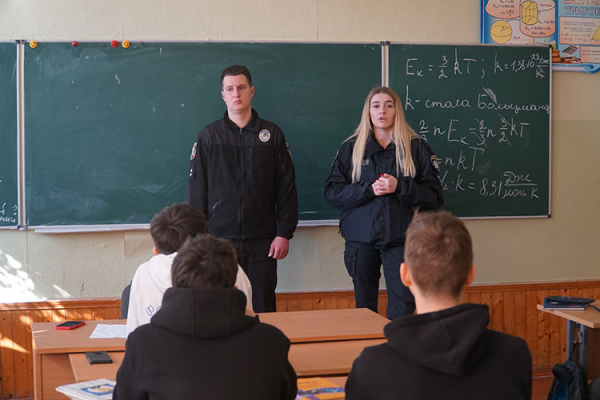 О пропагандистских интернет-группы тернопольские полицейские пообщались со школьниками
