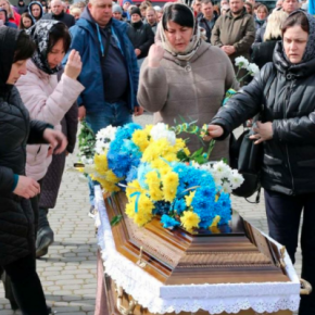 Слезы и боль: жители Шумщины на коленях встретили погибшего Героя Михаила Бондарука