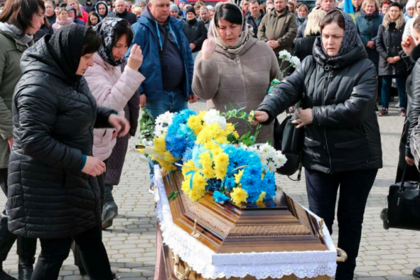 Слезы и боль: жители Шумщины на коленях встретили погибшего Героя Михаила Бондарука