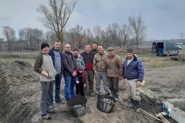 В общине на Тернопольщине провели зарыбление любительских прудов