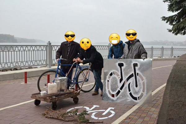 Активисты велодвижения своими силами возобновляют разметку на велодорожках в Тернополе
