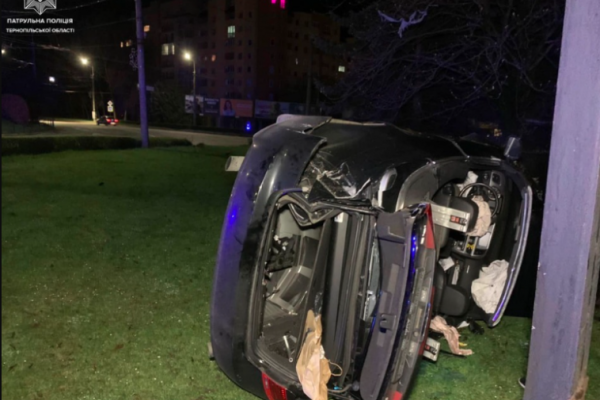 Авария в Тернополе: водитель на Audi врезался в баннер на кольце