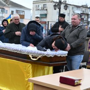 Лановеччина плачет: люди на коленях встретили тело 24-летнего снайпера Николая Юpчишинa