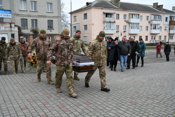 Ланевича плачет: люди на коленях встретили тело 24-летнего снайпера Николая Юpчишинa