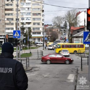 В Тернополе водителям разъяснили, как правильно проезжать один перекресток