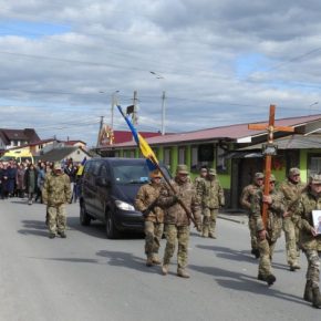 В Вишневецкой общине на коленях встретили павшего Героя