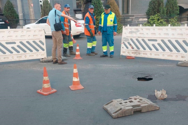 Тернополь идет под землю: в центре образовалась пропасть