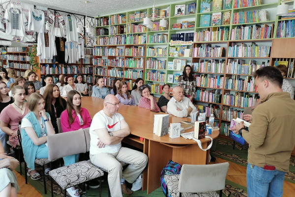 В Тернопольской областной библиотеке для детей состоялась атмосферная встреча с краеведом Тарасом ></p>
<p> </p>
<p><img class=