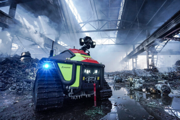 В Тернополе робот помогал спасателям тушить пожар после обстрелов
